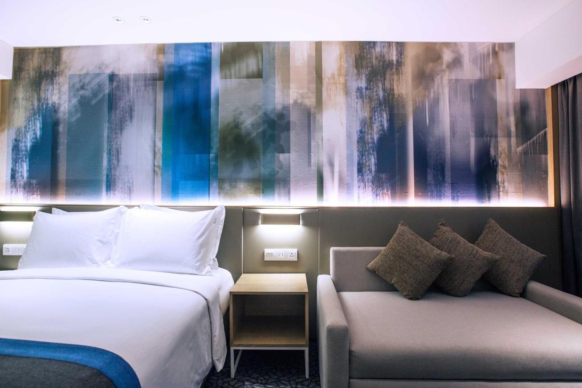 Standard Queen Room with Airport View