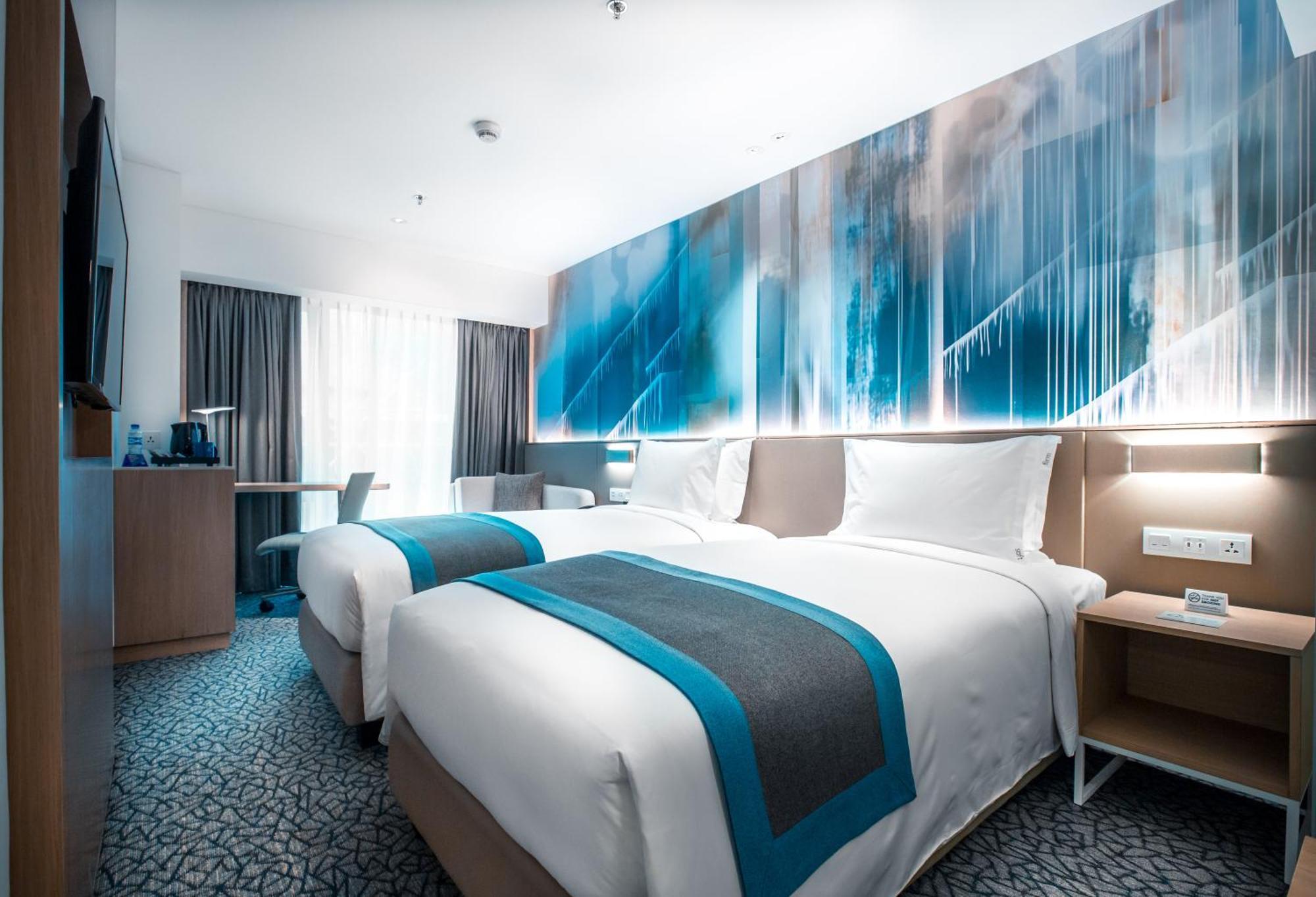 Standard Twin Room with Airport view